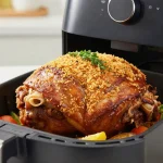 Délicieuse rouelle de porc cuite à la perfection dans l'airfryer, dorée et juteuse.