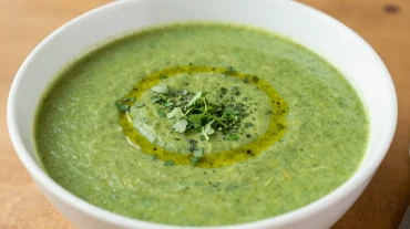 Une délicieuse soupe detox aux légumes verts préparée avec un airfryer.